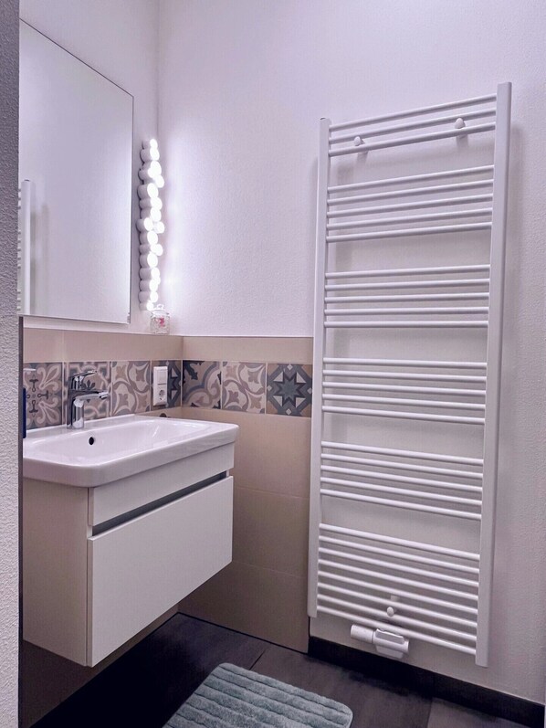 Secadora de cabello, toallas, jabón, papel de baño 