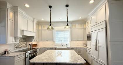 Stunning! Wrap Around Porch, 1 block: Beach & Jenk's, 6 Badges, Private Parking!