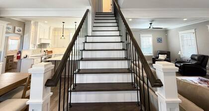 Stunning! Wrap Around Porch, 1 block: Beach & Jenk's, 6 Badges, Private Parking!