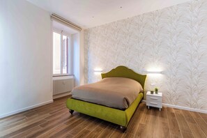 2 chambres, coffres-forts dans les chambres, fer et planche à repasser