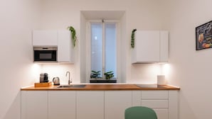 Kaffetrakter/tekoker, mikrobølgeovn, kokeplater og oppvaskmaskin