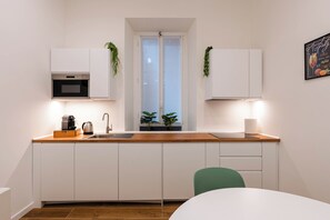 Microwave, stovetop, dishwasher, coffee/tea maker