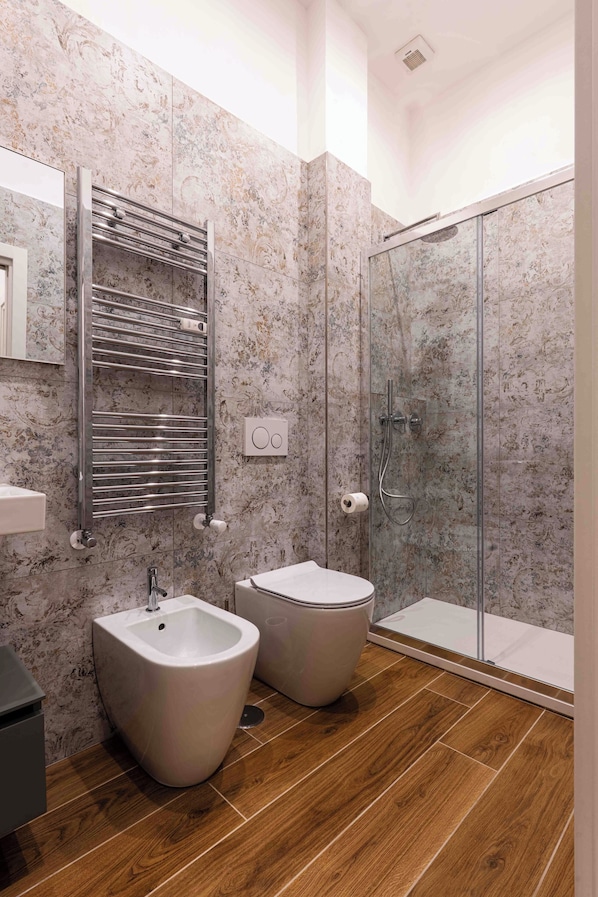 Douche, sĂšche-cheveux, bidet, serviettes fournies
