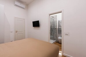 2 chambres, coffres-forts dans les chambres, fer et planche à repasser