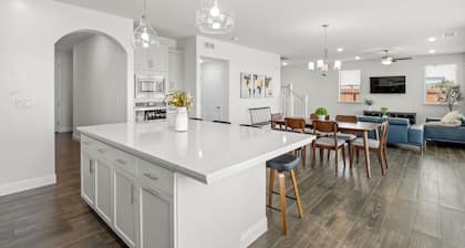 Brand New, Pool, Game Room, BBQ, 2 King Suites!