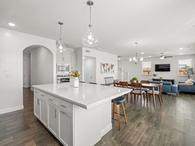 Brand New, Pool, Game Room, BBQ, 2 King Suites!