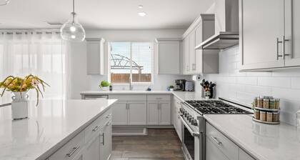 Brand New, Pool, Game Room, BBQ, 2 King Suites!