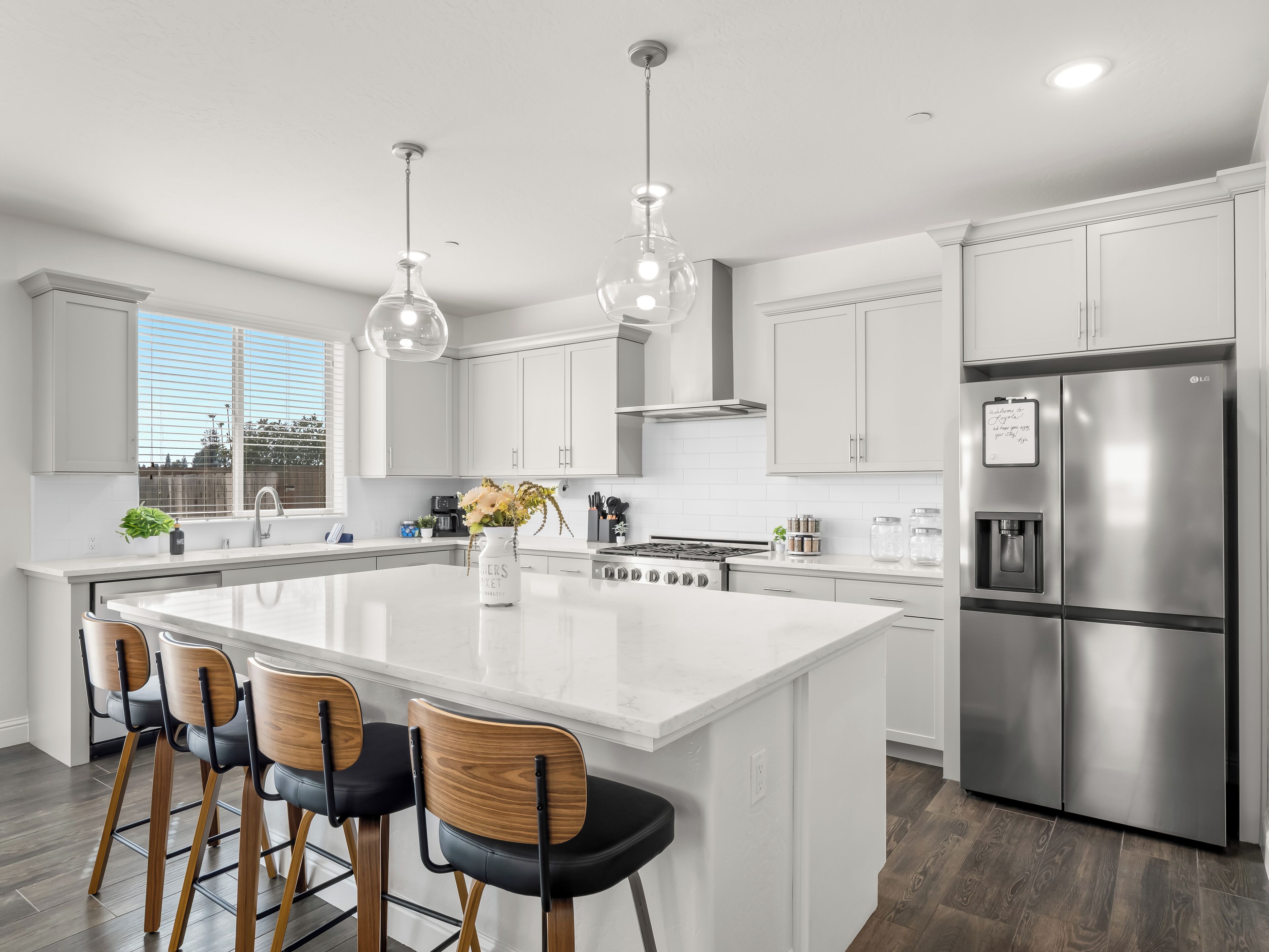 Een koelkast, een magnetron, een oven, een kookplaat