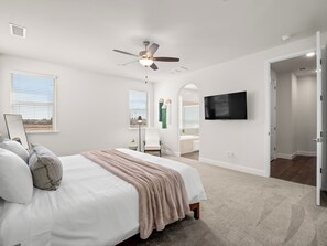 4 bedrooms, desk, iron/ironing board, travel crib - Brand New, Pool, Game Room, BBQ, 2 King Suites! (Clovis)