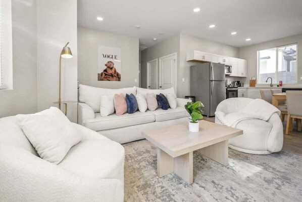 TV, offices - 2B2B Paradise Pool Apartment & Park Free (Glendale)