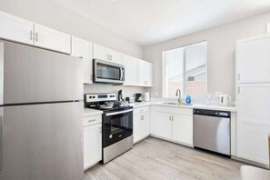 Stovetop, dishwasher, coffee/tea maker, toaster - 2B2B Paradise Pool Apartment & Park Free (Glendale)