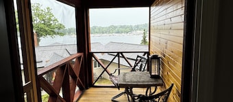 Amazing 1-bedroom private loft with lake views and access in Mallet's Bay.