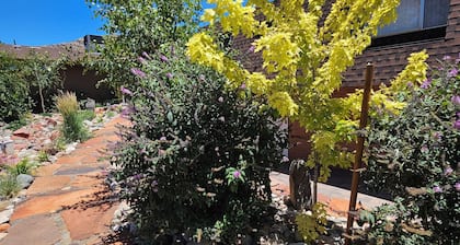 Sedona newly remodeled modern farmhouse with views, Five minute walk to trail!