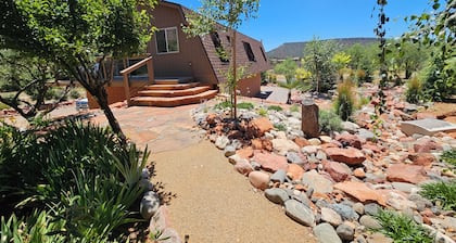 Sedona newly remodeled modern farmhouse with views, Five minute walk to trail!