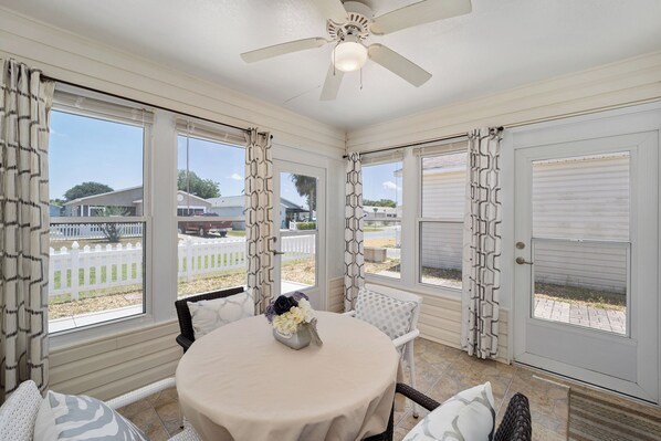 屋外ダイニングエリア