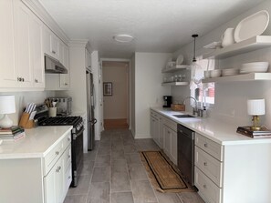 Kjøleskap, ovn, kokeplater og oppvaskmaskin