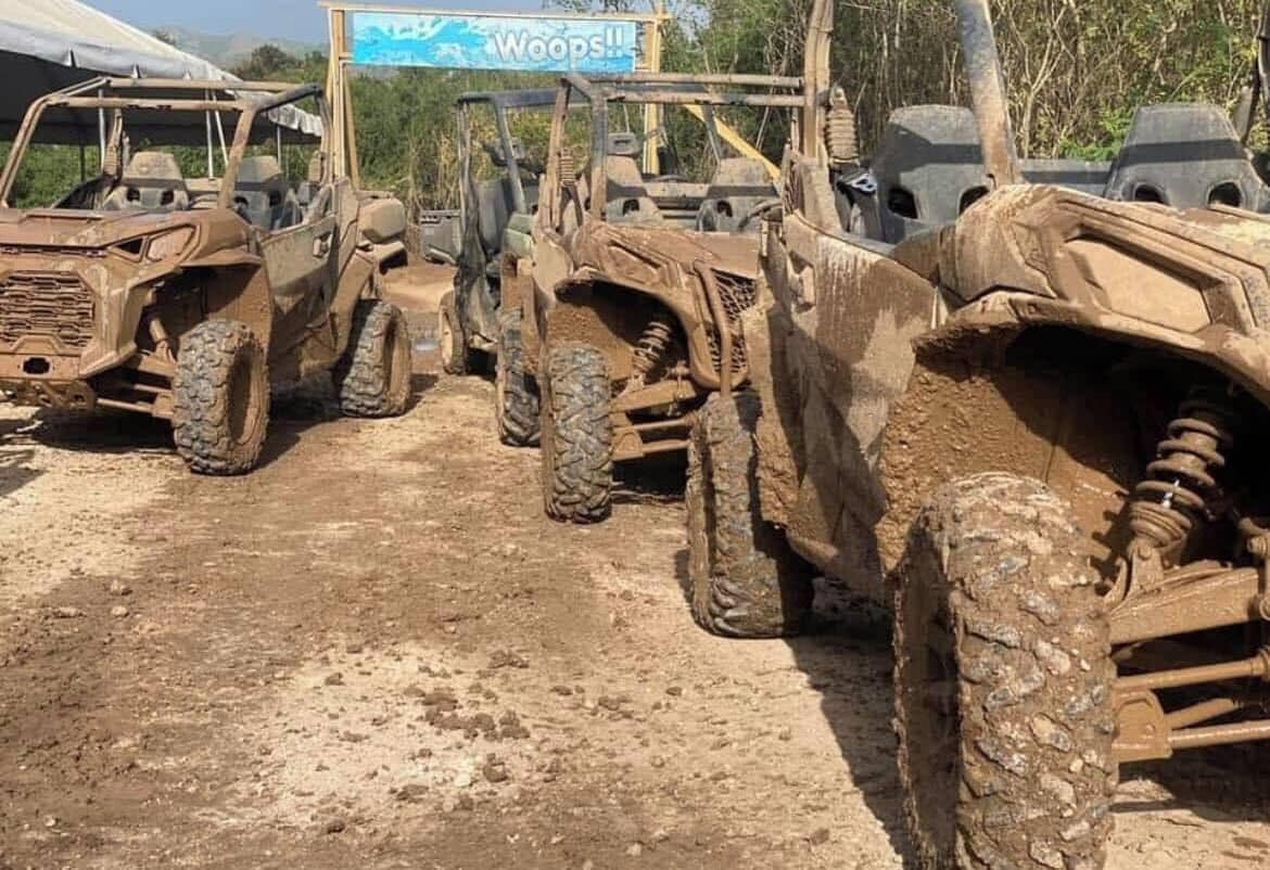 Eine Reihe Geländewagen parkt im Freien.