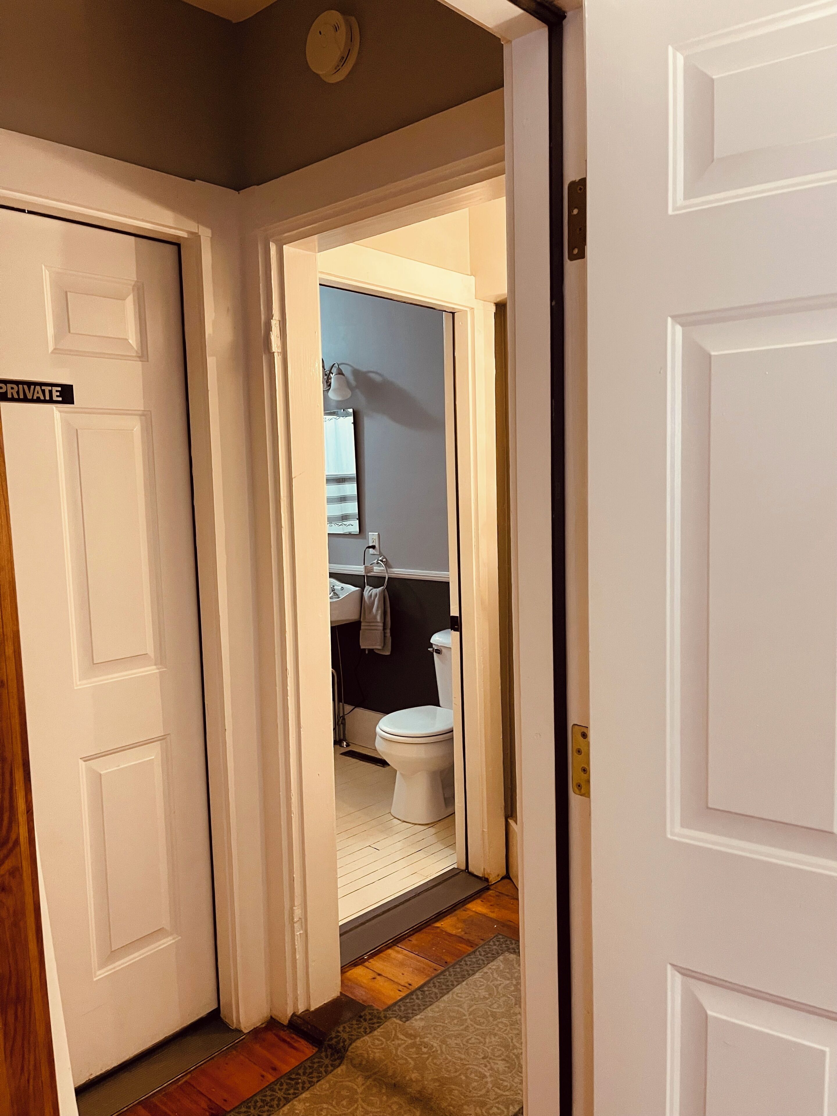 Douche, sèche-cheveux, serviettes fournies, savon