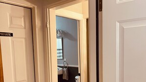 تجهيزات دش، مجففات شعر، مناشف، صابون