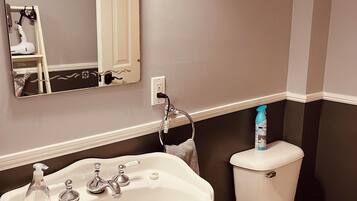 Douche, sĂšche-cheveux, serviettes fournies, savon