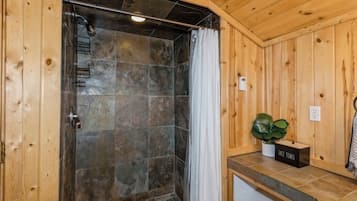 Douche, sĂšche-cheveux, serviettes fournies, papier toilette