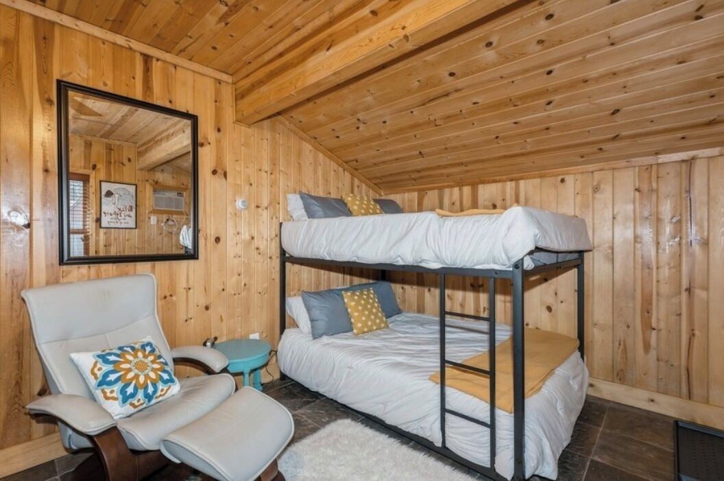 2 soverom, strykejern/-brett, reiseseng for barn og wi-fi (inkludert)