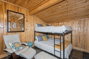 2 chambres, fer et planche à repasser, lit de bébé portatif