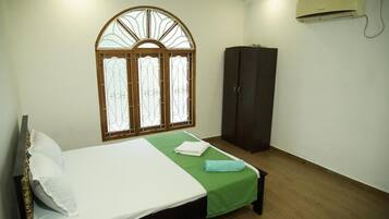 4 slaapkamers, een strijkplank/strijkijzer, wifi