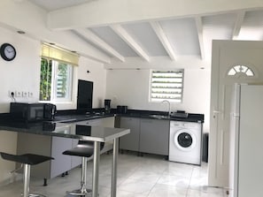 Een microgolfoven, een oven, een kookplaat