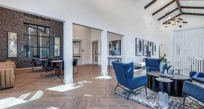 Chic 1-BR Haven w/King Bed, Sofa bed, Pool, Gym in Prime Frisco