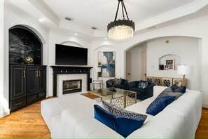 Living area - Tanglewood Moden Spacious 4-bedroom+ Game Room house w/Hotub (Houston)