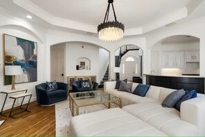 Living area - Tanglewood Moden Spacious 4-bedroom+ Game Room house w/Hotub (Houston)