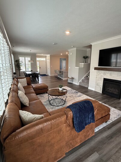 Rest & Rally Retreat – Your Game Day Getaway Just 5 Minutes from Grand Park!