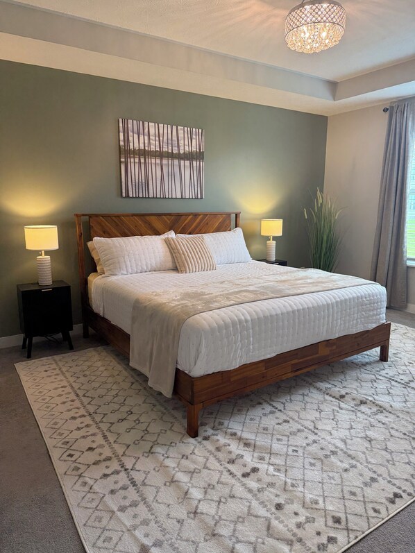 3 chambres, bureau, fer et planche à repasser, lit de bébé portatif