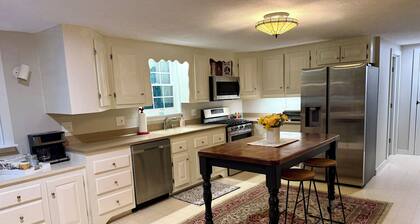 3-bedroom house in serene Cape Neddick Maine WiFi, AC. Enjoy some peace & quiet