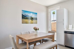 Dining - 2B2B Free Parking & Premium Beds (Glendale)