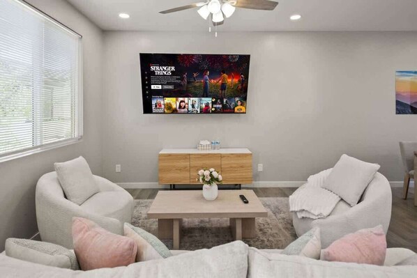 TV, offices - 2B2B Free Parking & Premium Beds (Glendale)