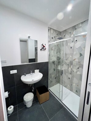 Bruser, hårtørrer, bidet, håndklæder