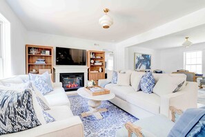 Smart TV, fireplace - New&Renovated Hamptons Home-Year-Round HotTub, Movie Theater, Pool, GameRm, Gym (East Quogue)
