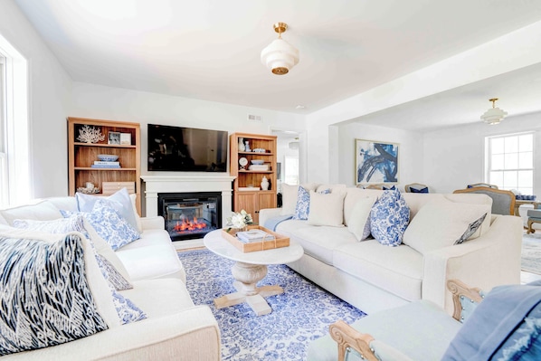 Smart TV, fireplace
