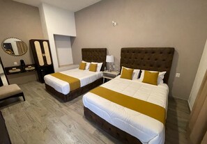 Deluxe-Vierbettzimmer, Bergblick | Bügeleisen/Bügelbrett, kostenloses WLAN