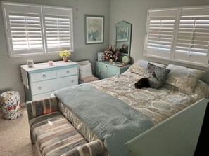 2 bedrooms, desk, WiFi, bed sheets