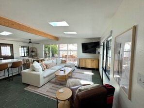 Smart TV - Mid-Century Modern Desert Bungalow. Pool and Spa with Breathtaking Views (La Quinta)