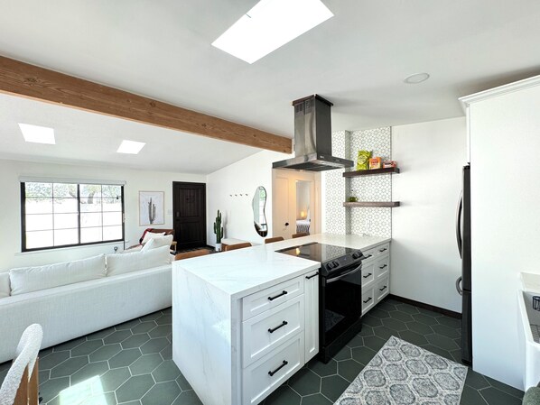 Microwave, oven, stovetop, dishwasher - Mid-Century Modern Desert Bungalow. Pool and Spa with Breathtaking Views (La Quinta)