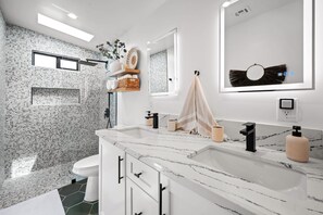 Een douche, een haardroger, handdoeken, zeep