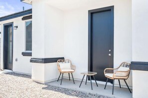 Terrace/patio - Glendale Comfort Stay Pool • 2B2B Free Parking (Glendale)