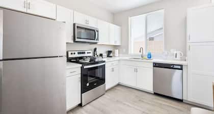 Glendale Comfort Stay Pool • 2B2B Free Parking