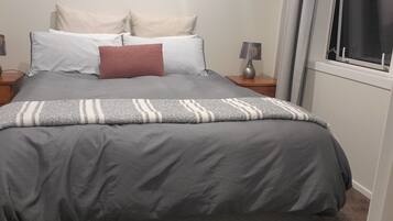 3 habitaciones, tabla de planchar con plancha, wifi y ropa de cama