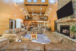 Smart-tv, een open haard en tafelvoetbal