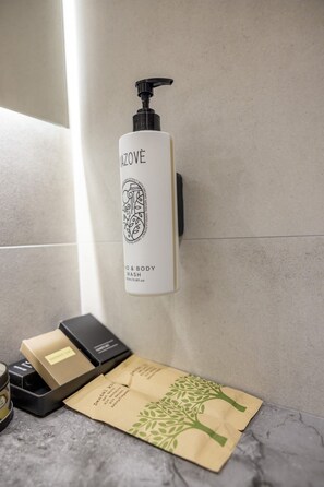 Serviettes fournies, papier toilette